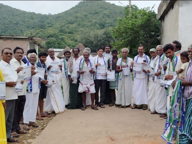 చంద్రశేఖరపురంలో వైసీపీ ఆధ్వర్యంలో కోటి సంతకాల సేకరణ
