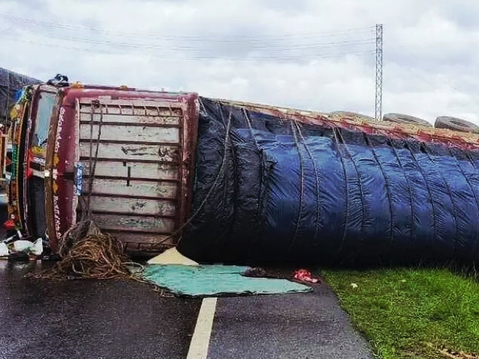 లారీ బోల్తా.. డ్రైవర్‌కు తీవ్ర గాయాలు