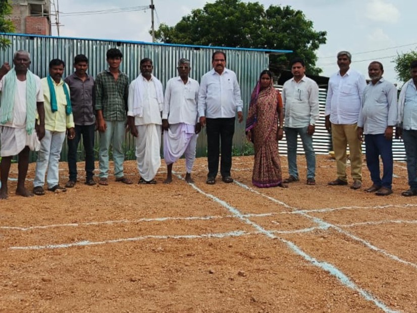 ఇళ్ల నిర్మాణాలను ప్రారంభించిన ఎంపీడీవో