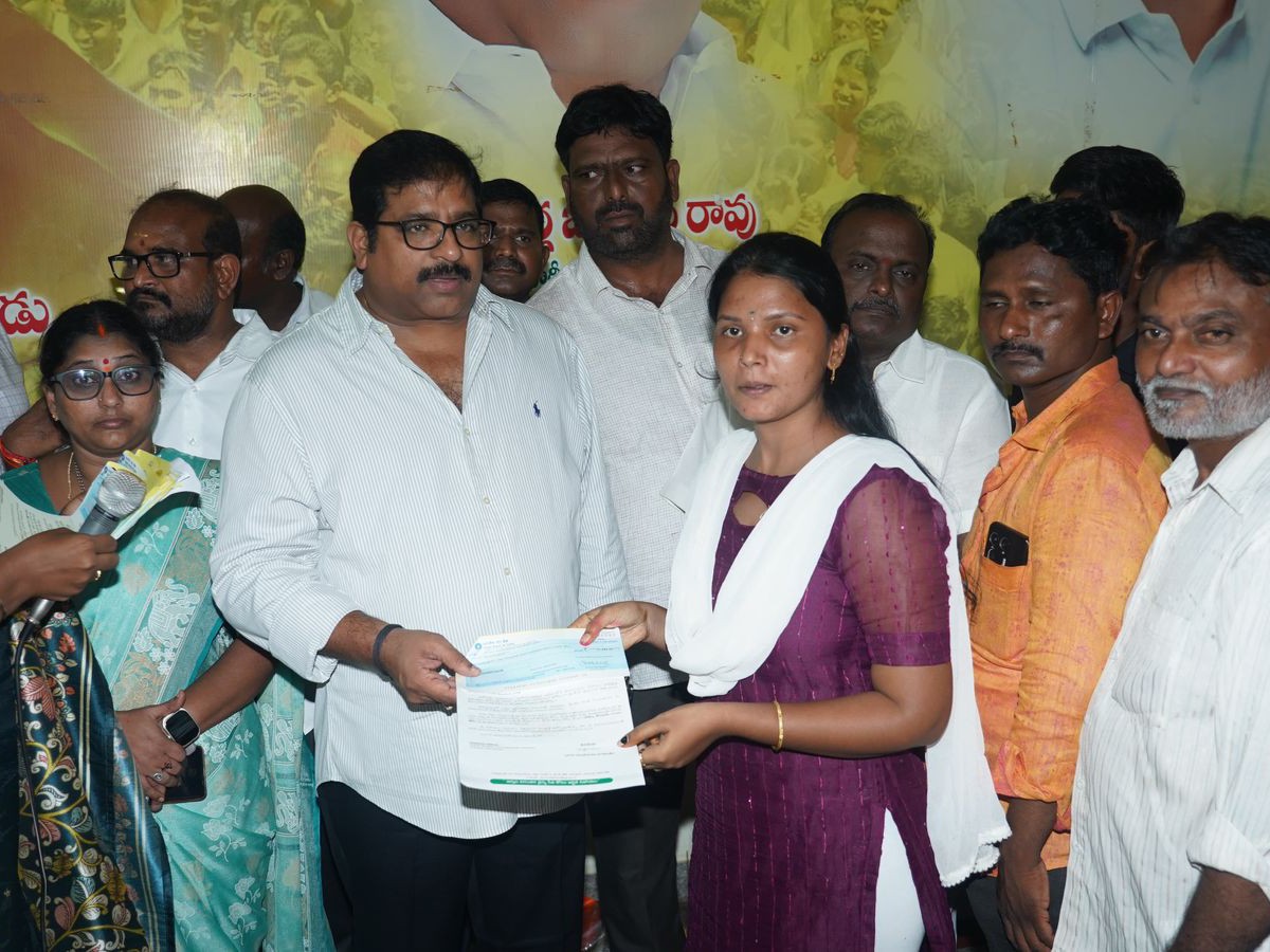 ఒంగోలులో సీఎం రిలీఫ్ ఫండ్ చెక్కులు పంపిణీ