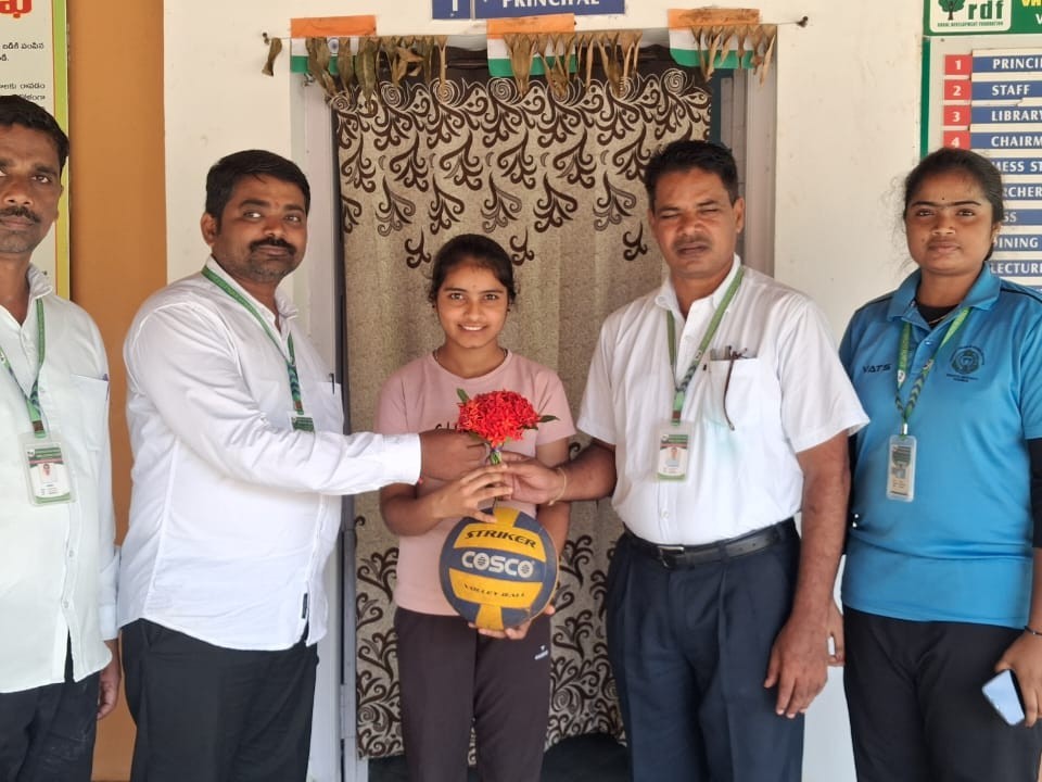 జాతీయ స్థాయి వాలీబాల్ పోటీలకు ఆర్డీఎఫ్ విద్యార్థిని ఎంపిక
