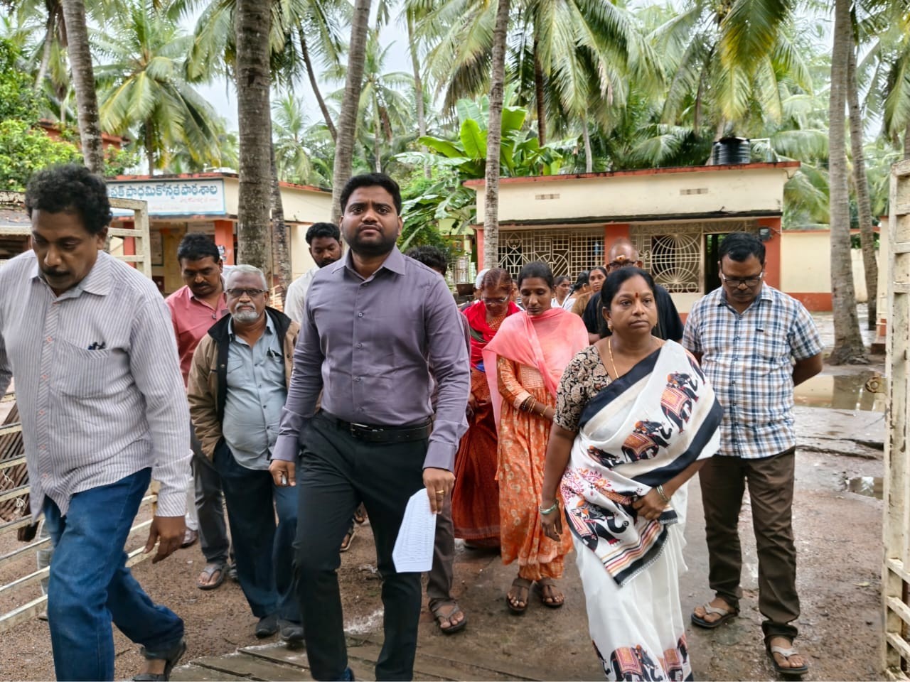 వక్కలంక గ్రామంలో  పర్యటించిన ఆర్డీవో శ్రీకర్