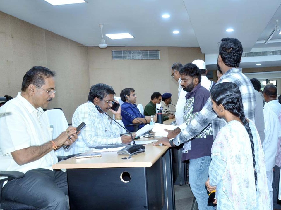 ప్రజావాణికి 104 ఫిర్యాదులు