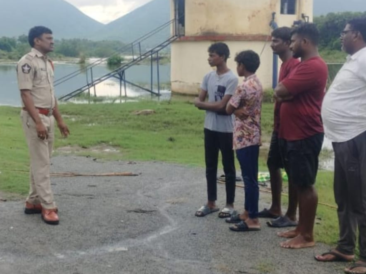 నది ప్రవాహ ప్రాంతాల్లో పర్యటించిన ఎస్సై