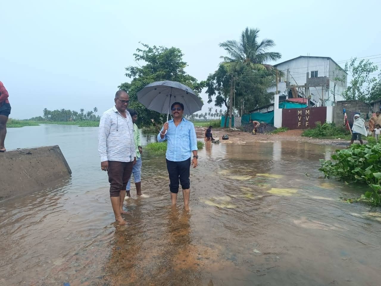 ఇళ్లల్లోకి చేరుతున్న వరద నీరు