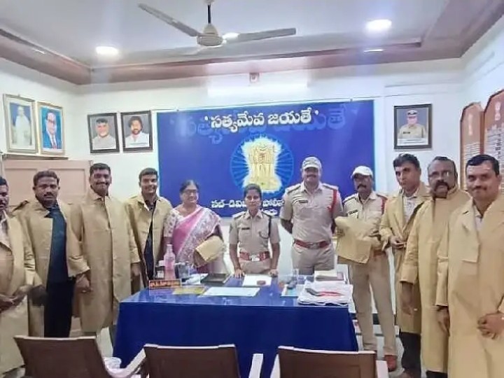 పోలీసు సిబ్బందికి రెయిన్ కోట్ల పంపిణీ