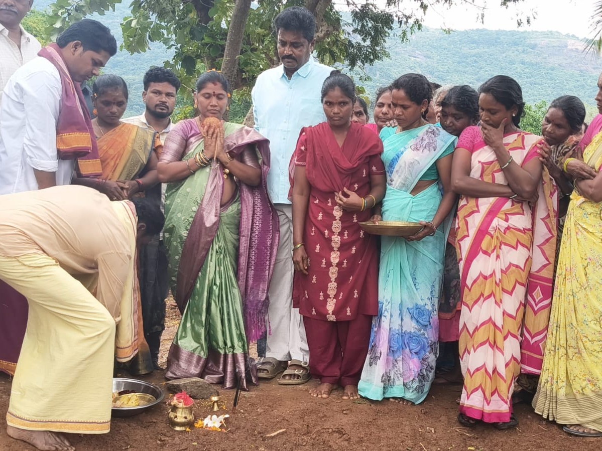 భవన నిర్మాణానికి శంకుస్థాపన చేసిన ఎమ్మెల్యే