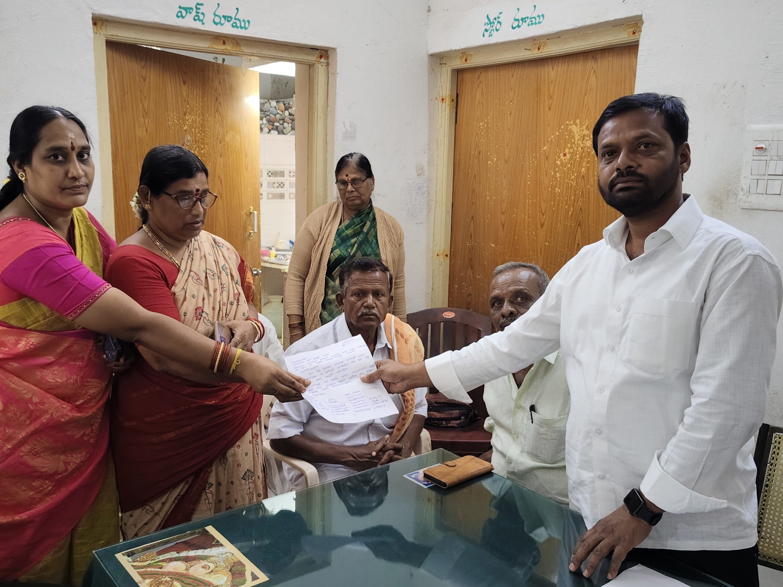 చైర్మన్‌కు వినతి పత్రం సమర్పించిన స్థానికులు