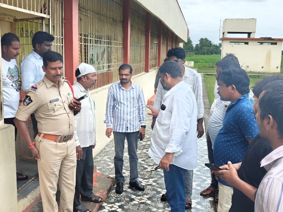 పునరావాస కేంద్రాలను పరిశీలించిన ఎంపీడీవో