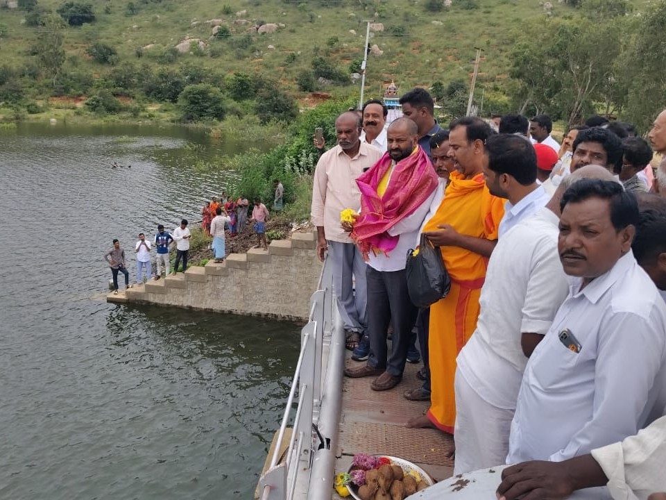 బహుద ప్రాజెక్టుకు జల హారతి  ఇచ్చిన ఎమ్మెల్యే