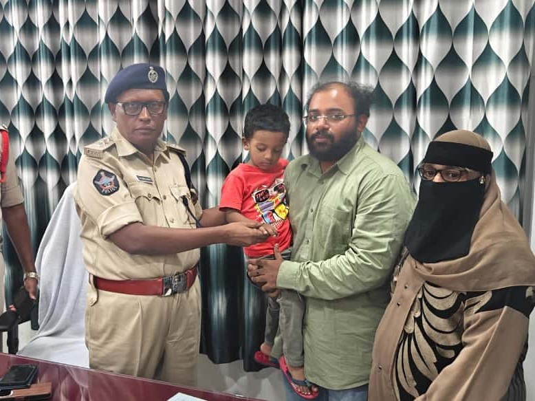 కిడ్నాప్ అయిన బాబును తల్లిదండ్రులకు అప్పగించిన పోలీసులు