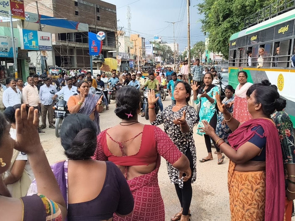 రోడ్డుపై బైఠాయించి హిజ్రాల ఆందోళన