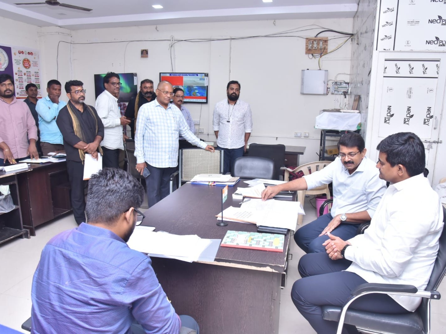 కంట్రోల్ రూమ్‌ను సందర్శించిన మంత్రి