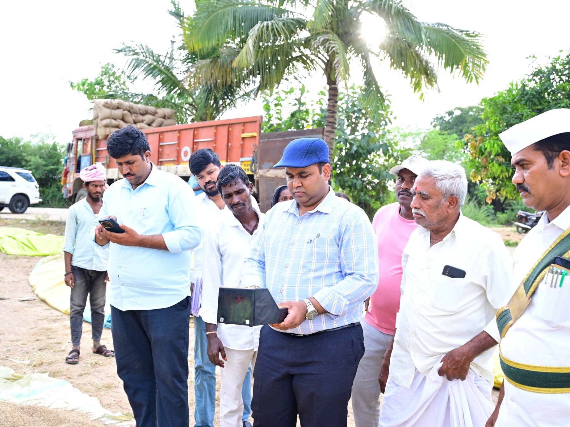 ధాన్యం సేకరణ కేంద్రాన్ని పరిశీలించిన కలెక్టర్