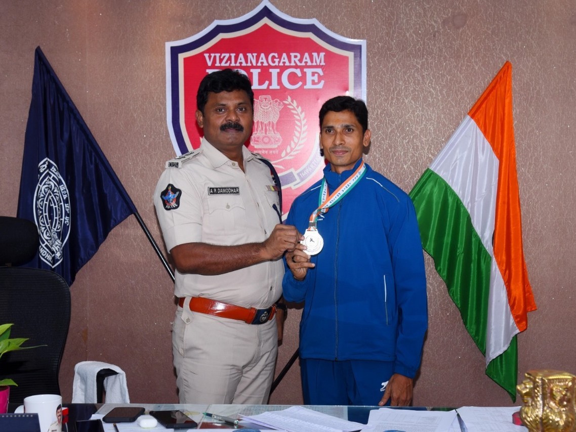 ట్రాఫిక్ కానిస్టేబుల్‌ను అభినందించిన ఎస్పీ
