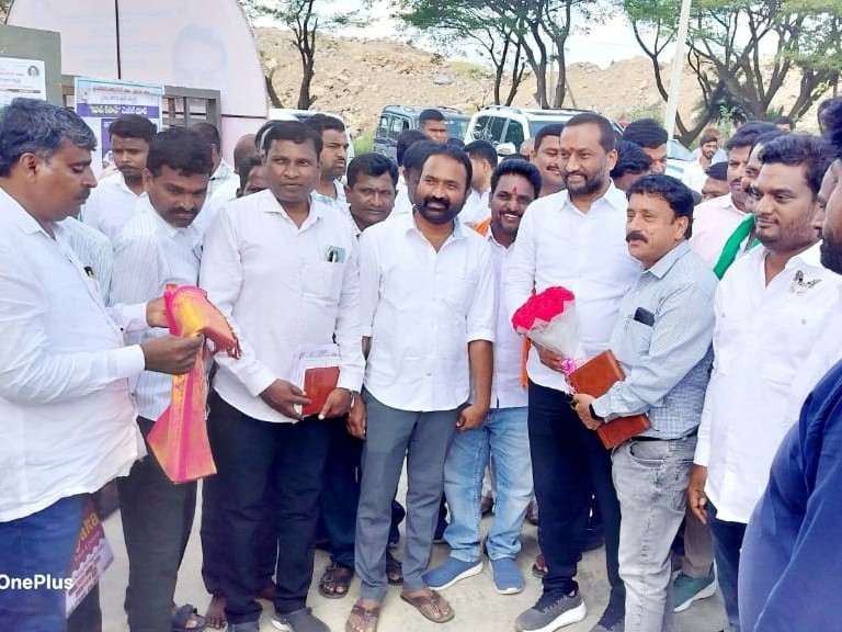 పత్తి కొనుగోలు కేంద్రం ప్రారంభించిన ఎంపీ