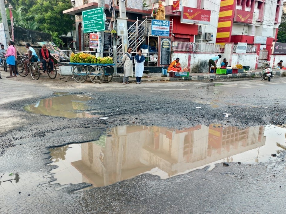 గడియారం సెంటర్ వద్ద గుంతల సమస్య