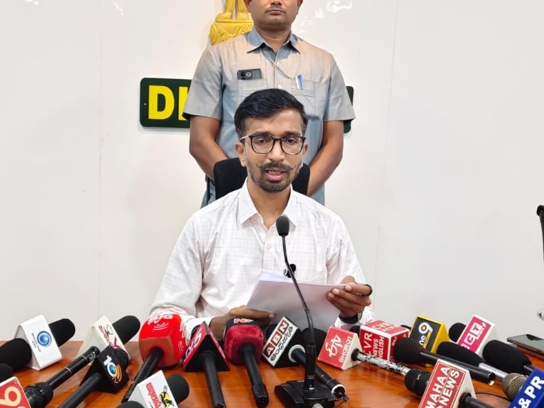 అత్యవసరమైతేనే బయటకు రావాలి: కలెక్టర్