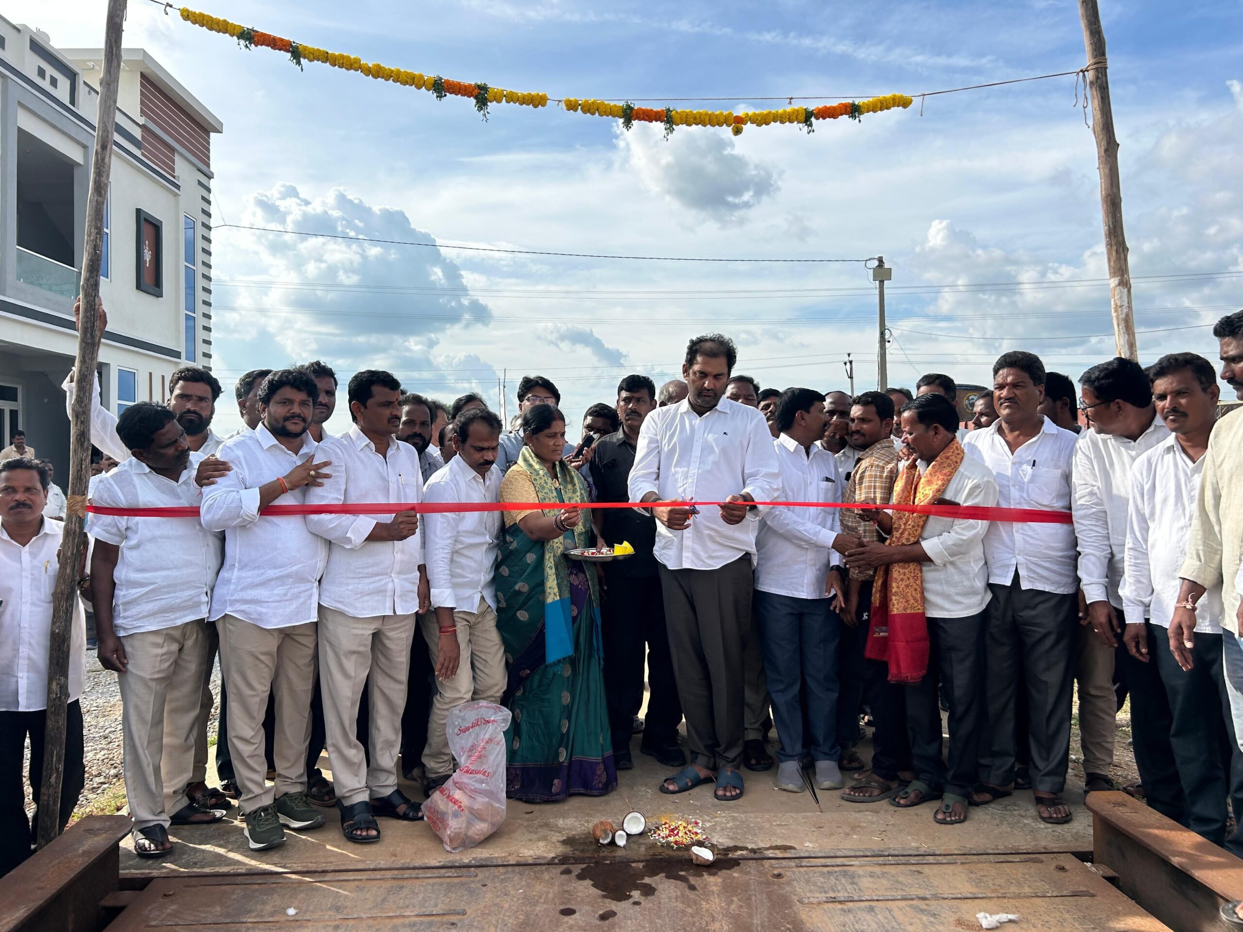 పత్తి (సీసీఐ) కొనుగోలు కేంద్రాన్ని ప్రారంభించిన ఎమ్మెల్యే