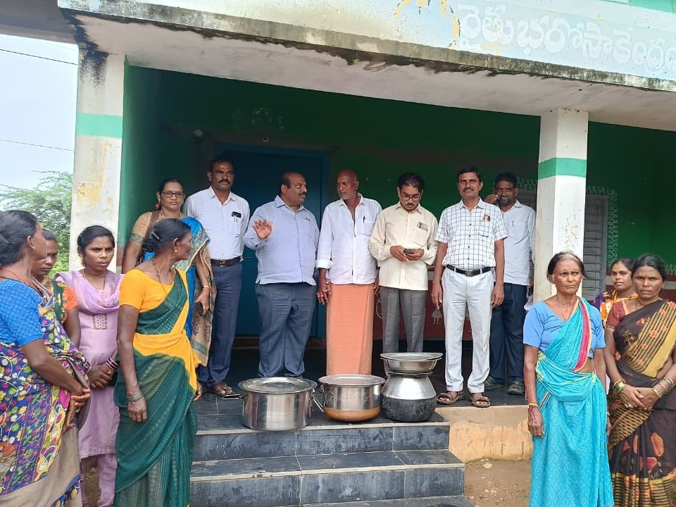 చంద్రశేఖరపురంలో తుఫాన్ పునరావాసు కేంద్రం ఏర్పాటు