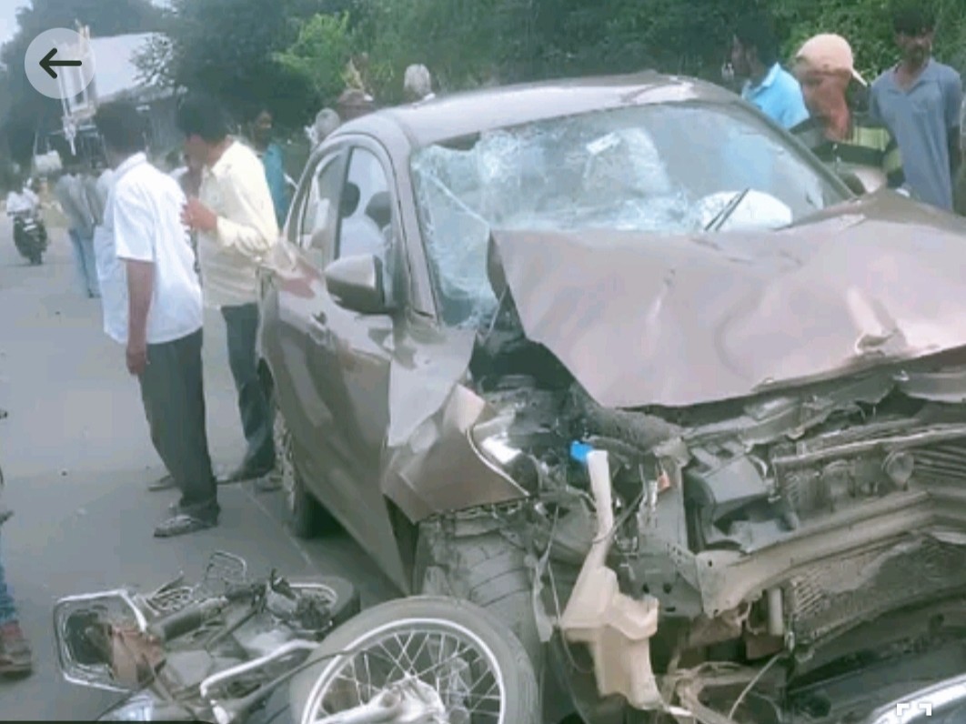 కారు బైక్ ఢీకొని వ్యక్తికి తీవ్ర గాయాలు