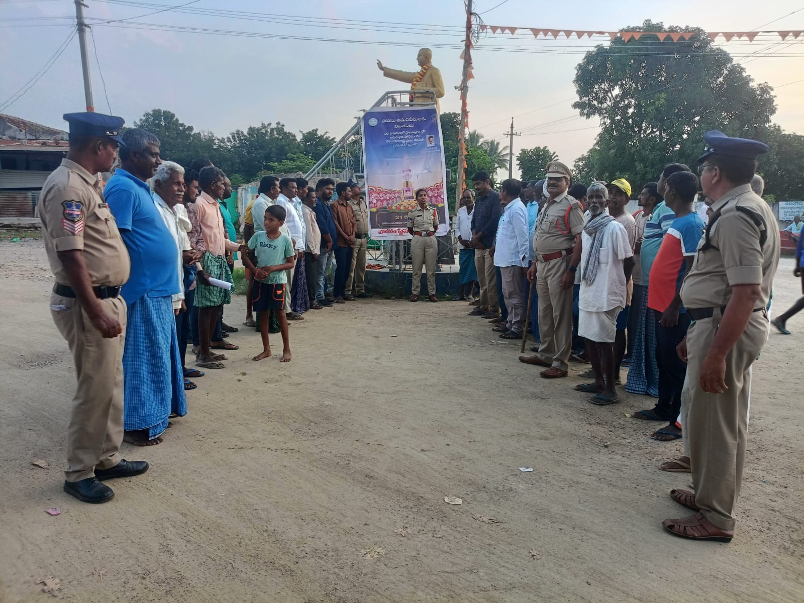 వడ్లూరులో ఎస్సై సౌజన్య ఆధ్వర్యంలో ప్రజా దర్బార్