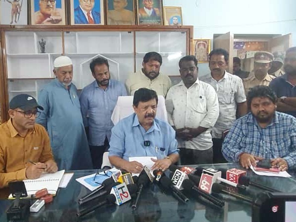 అధికారులు పూర్తిస్థాయిలో అప్రమత్తంగా ఉండాలి: మంత్రి