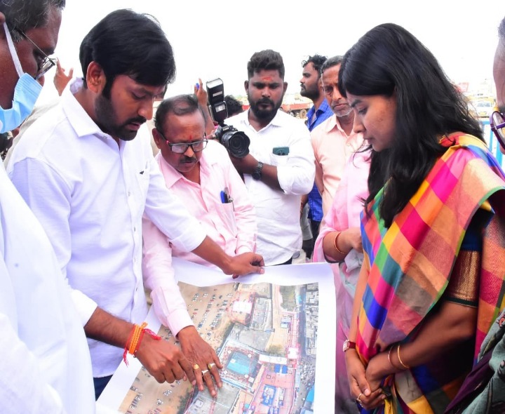 రాజరాజేశ్వర స్వామి ఆలయ పనులను పరిశీలించిన కలెక్టర్