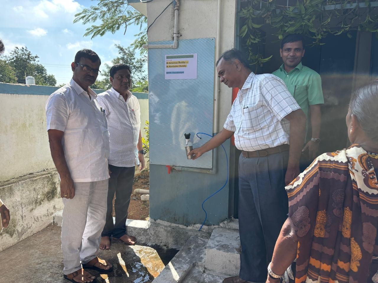 నీటి శుద్ధి యంత్రాన్ని ప్రారంభించిన డీఈవో