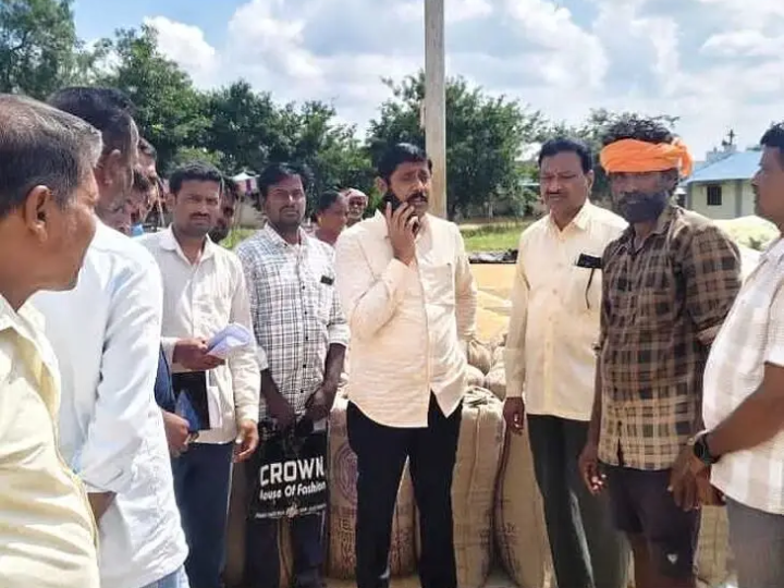 కొనుగోలు కేంద్రాలను పరిశీలించిన తహశీల్దార్