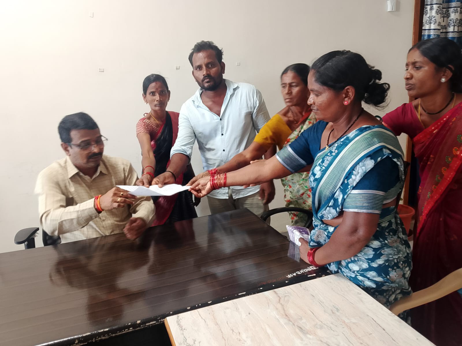 పెండింగ్ వేతనాలు చెల్లించాలని DLPOకు వినతి