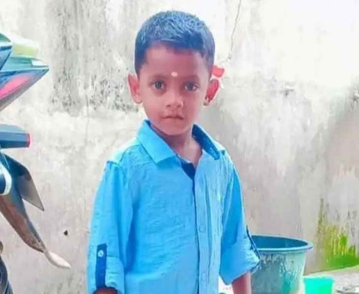 స్కూల్ వ్యాన్ డిక్కొని నాలుగేళ్ల బాలుడు మృతి