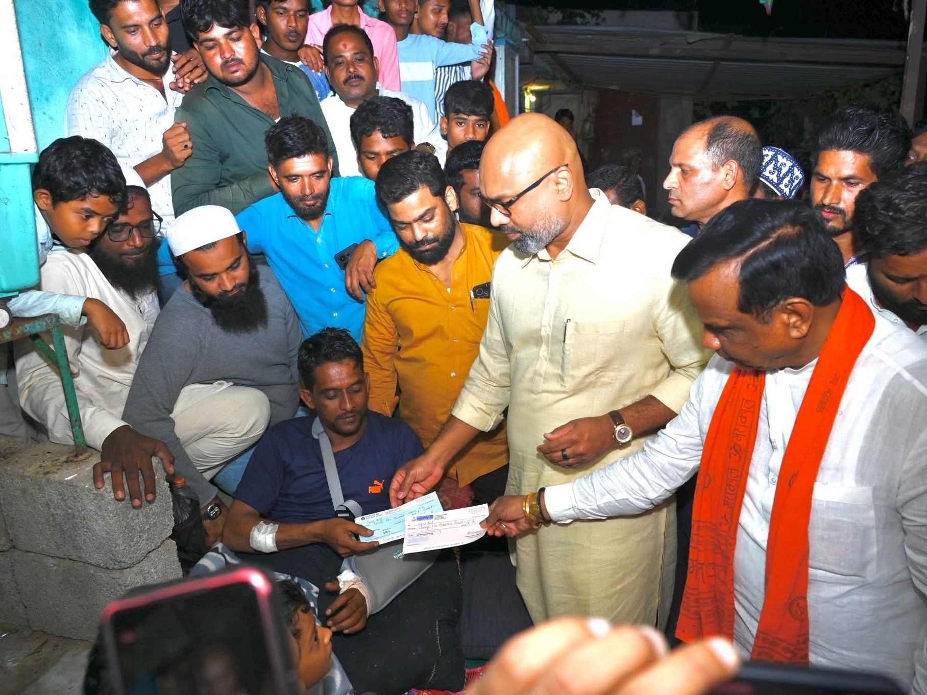 ఆసీఫ్‌ను పరామర్శించిన MP, MLA