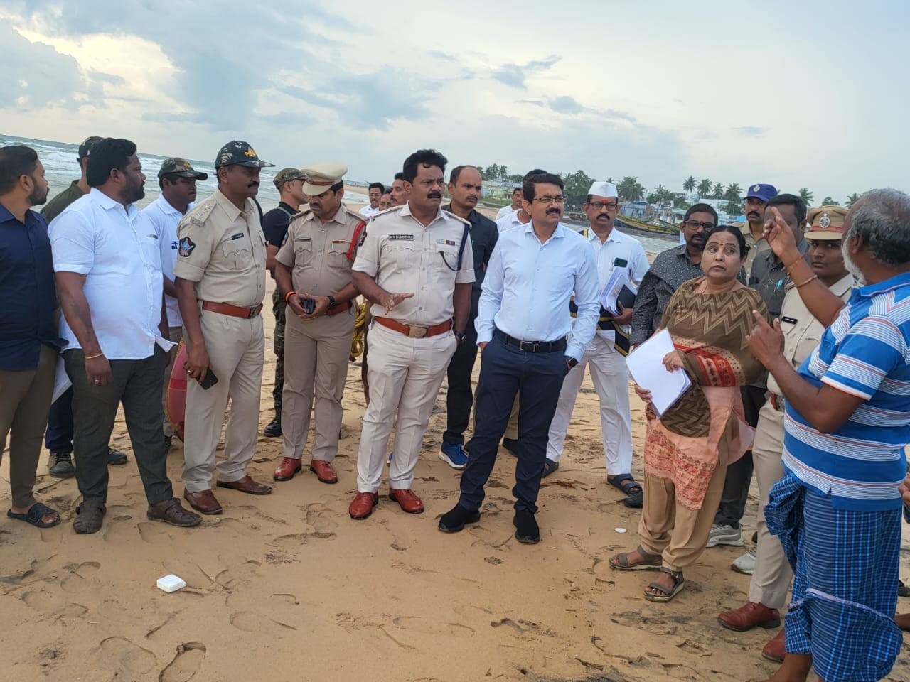 సముద్ర తీర ప్రాంతాన్ని సంయుక్తంగా పరిశీలించిన కలెక్టర్