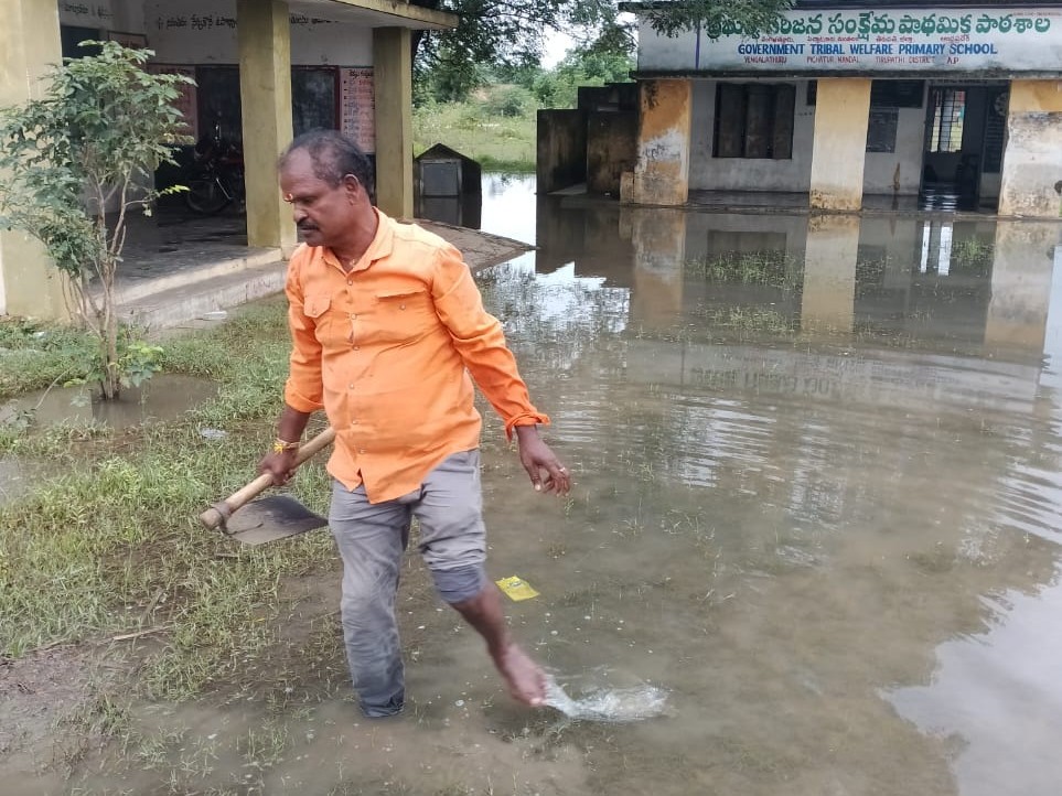 జల దిగ్భంధం గురైన ప్రాధమిక పాఠశాల