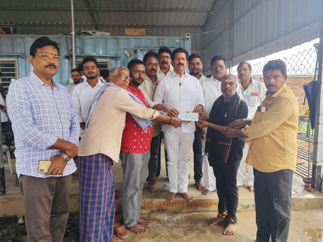 శివాలయానికి  రూ.లక్ష విరాళం అందించిన బీజేపీ నాయకుడు