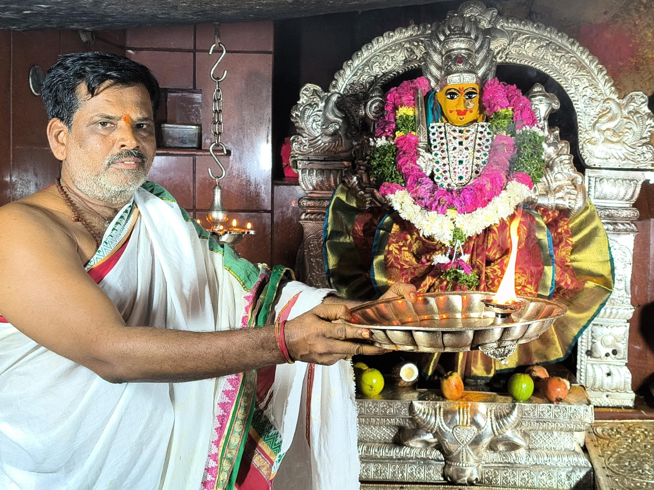 ఏడుపాయలలో అమ్మవారికి ప్రత్యేక మంగళహారతి