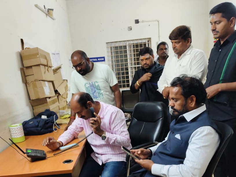 కంట్రోల్ రూమ్‌ను అకస్మాత్తుగా సందర్శించిన ఎంపీ, ఎమ్మెల్యే
