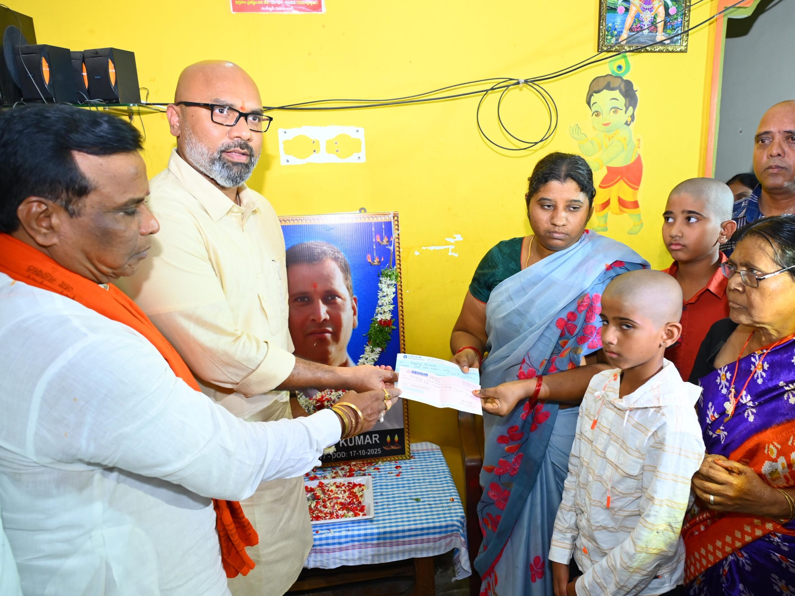కానిస్టేబుల్ ప్రమోద్ కుటుంబానికి ఎంపీ ఆర్థిక సాయం