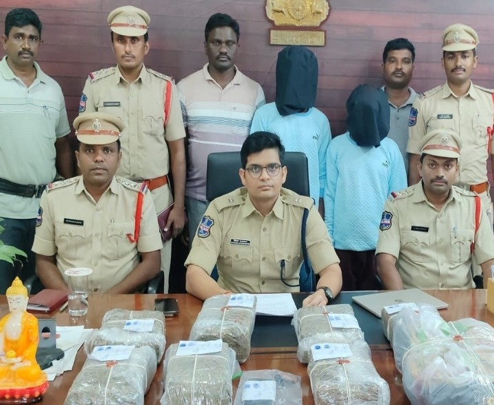 గంజాయి తరలిస్తున్న ఇద్దరు వ్యక్తులు అరెస్ట్