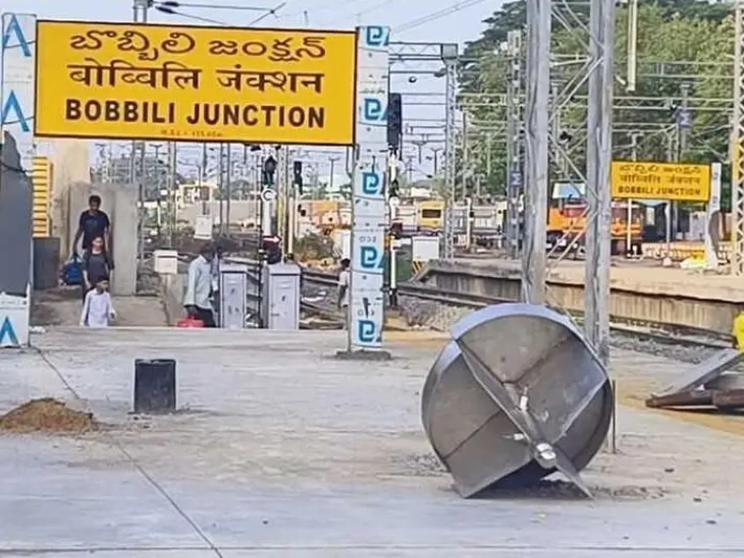 మొంథా తుఫాన్ ఎఫెక్ట్.. పలు రైళ్లు రద్దు