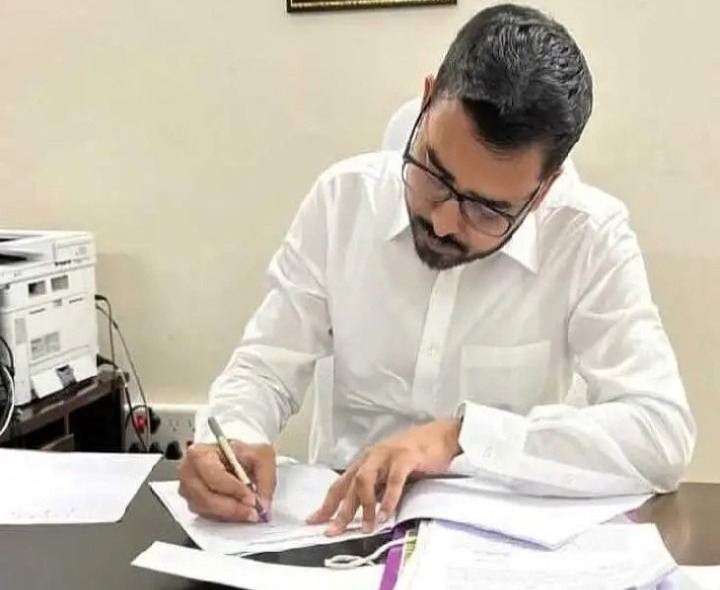 అధికారులు ప్రజలకు అందుబాటులో ఉండాలి: సబ్ కలెక్టర్