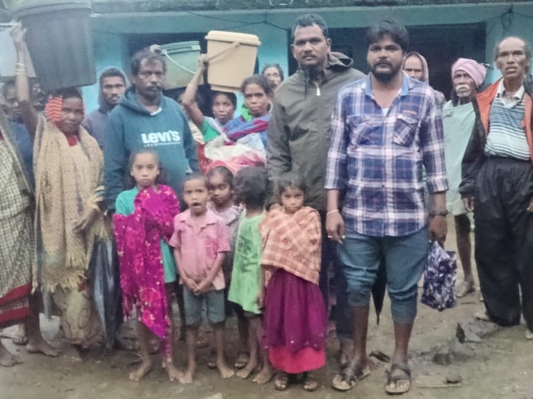 తుఫాన్ బాధితులకు రెవిన్యూ సిబ్బంది అండ