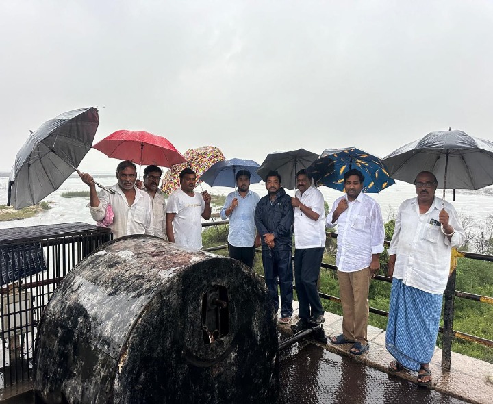 మోపాడు రిజర్వాయర్‌ను పరిశీలించిన తహసీల్దార్