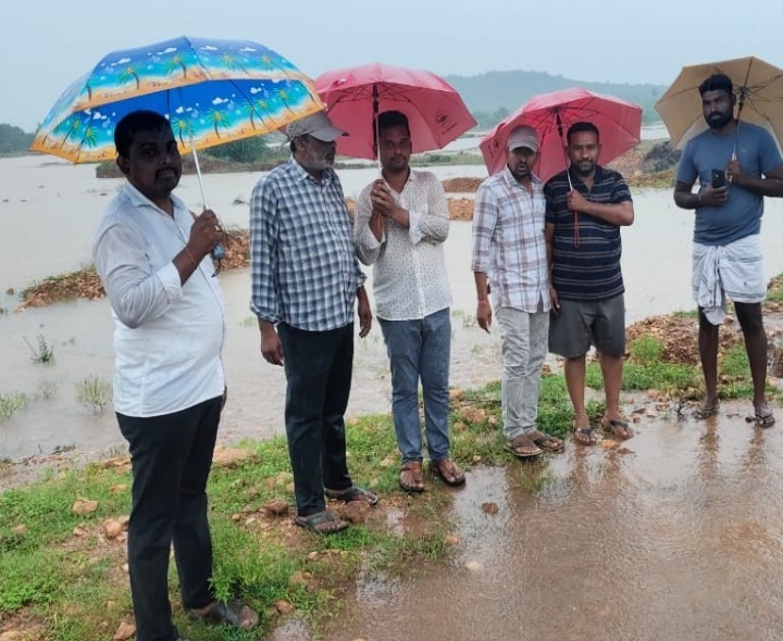 చెరువులను పరిశీలించిన రెవెన్యూ అధికారులు