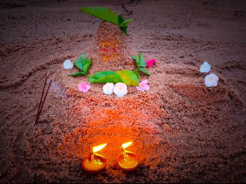 చిన్నారి శివభక్తి.. ఇసుకతో శివలింగం