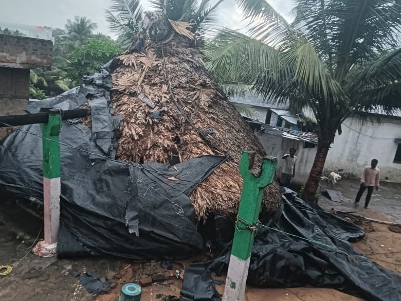 వర్షానికి దెబ్బతిన్న పూరి గుడిసె