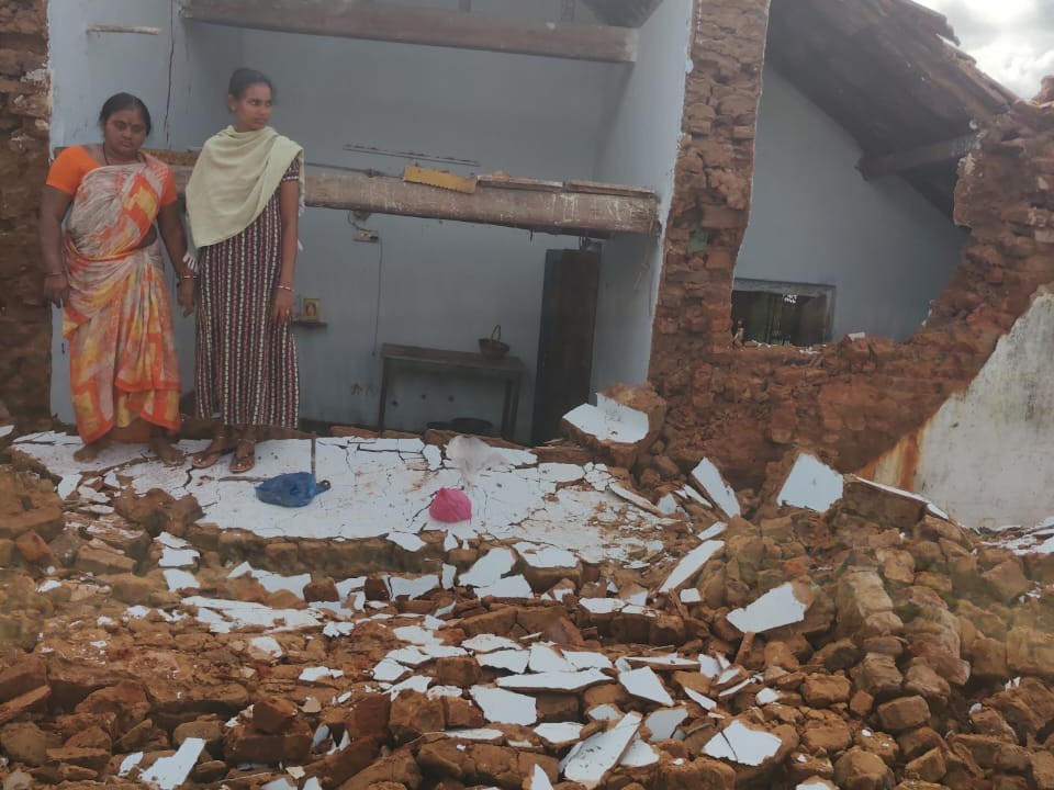 వర్షాలకు కూలిపోయిన పెంకుటిల్లు