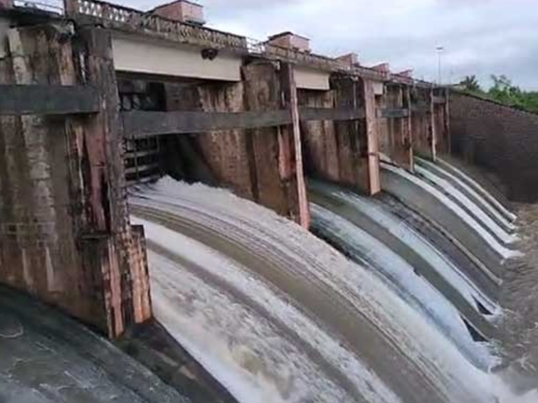 ఒక గేటు ద్వారా నీటి విడుదల