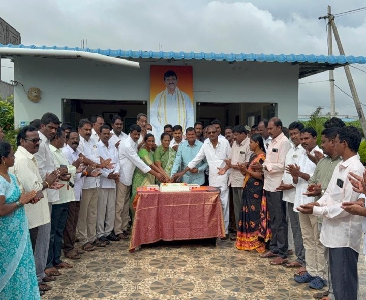 ఎమ్మెల్యే క్యాంప్ కార్యాలయంలో మంత్రి జన్మదిన వేడుకలు